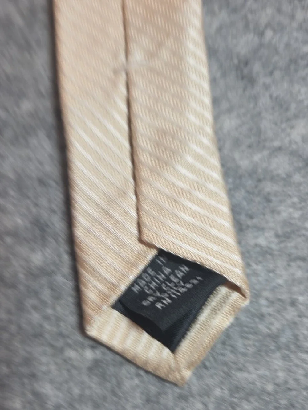 Nicole Miller Men's Light Champagne Textured Striped 100% Silk Tie 4x57.5